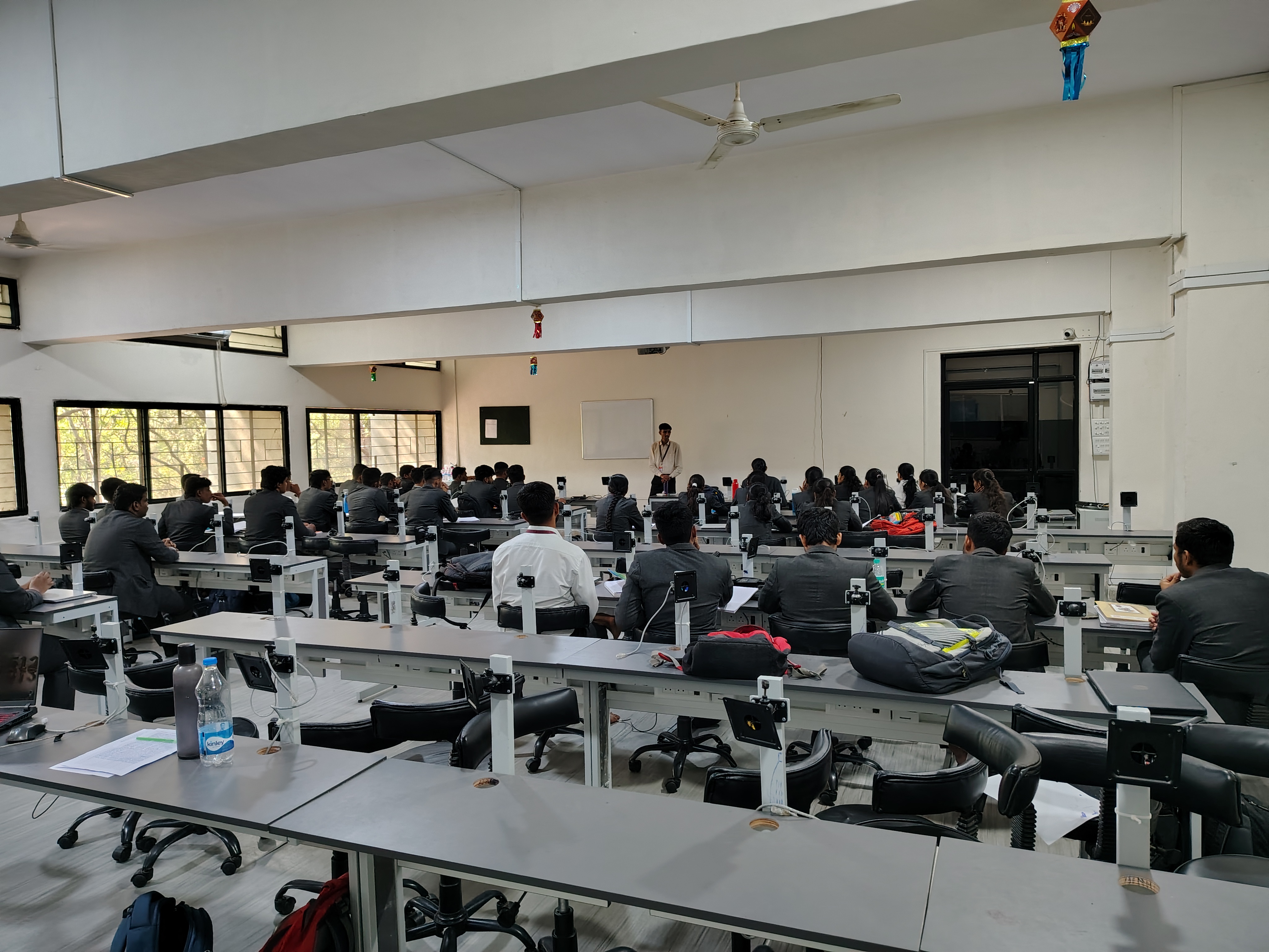 Engineering students discussing technical topics during an Embedded Systems and IoT session
